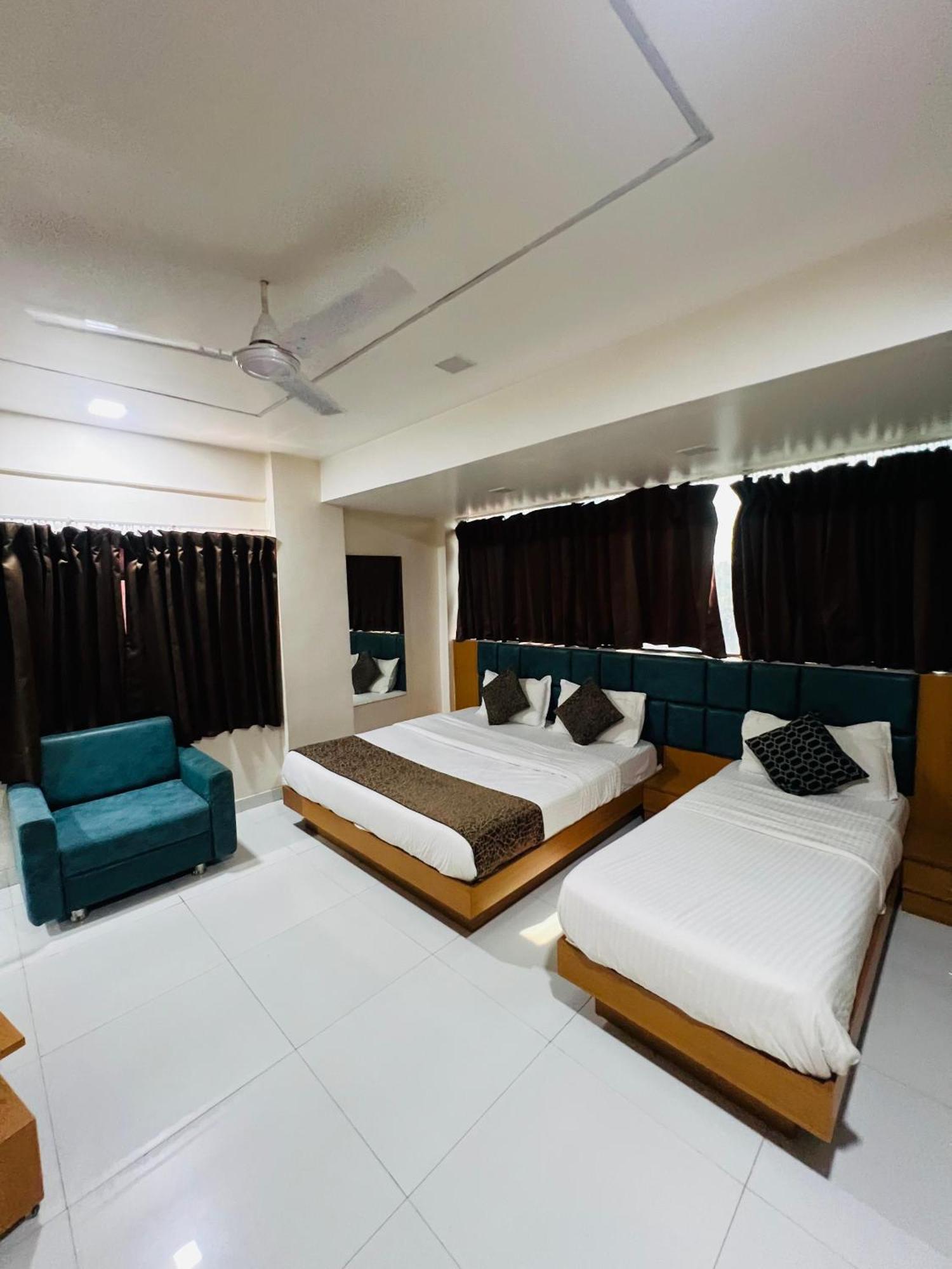 Hotel Exotic Ахмедабад Экстерьер фото