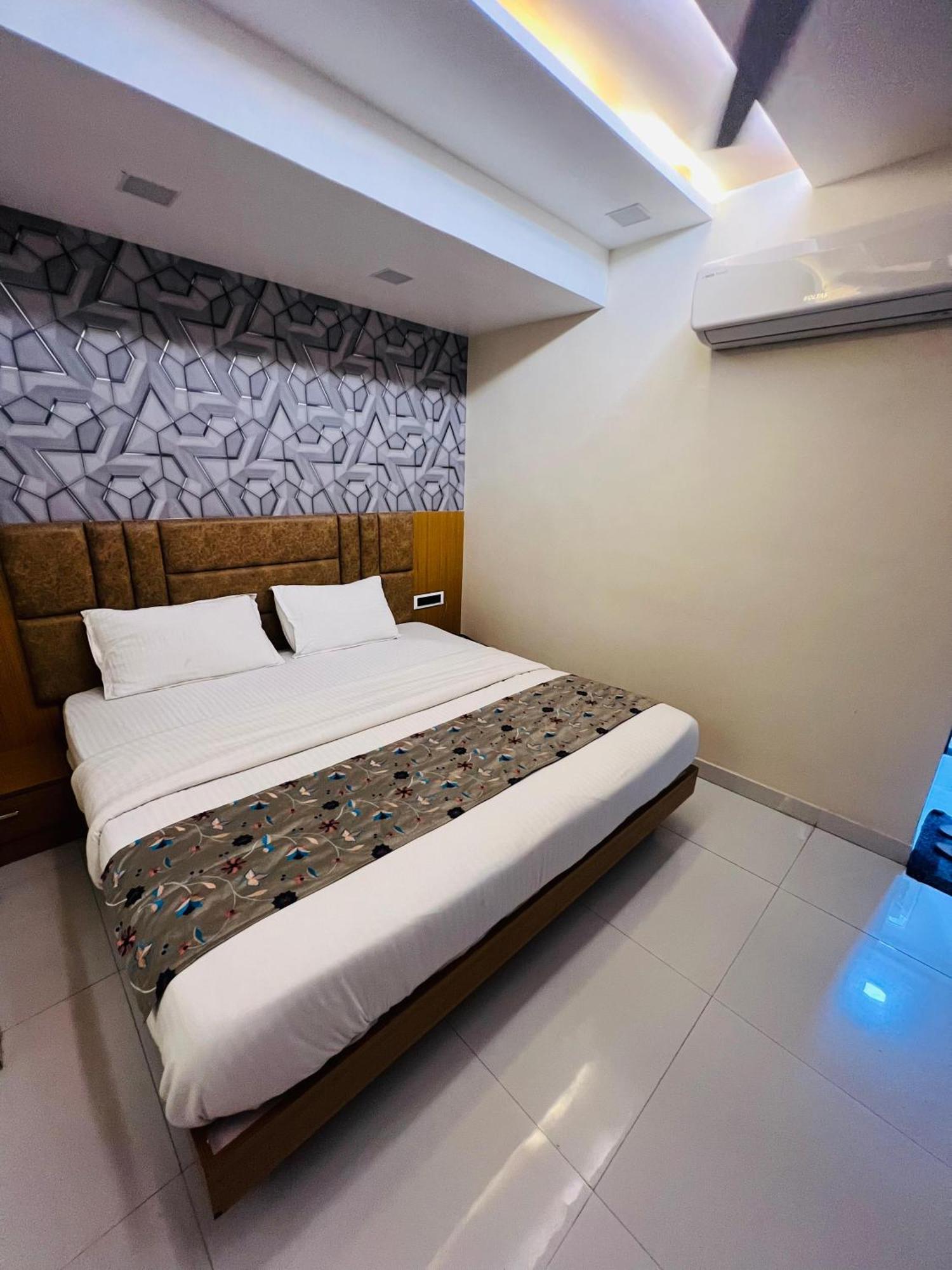 Hotel Exotic Ахмедабад Экстерьер фото